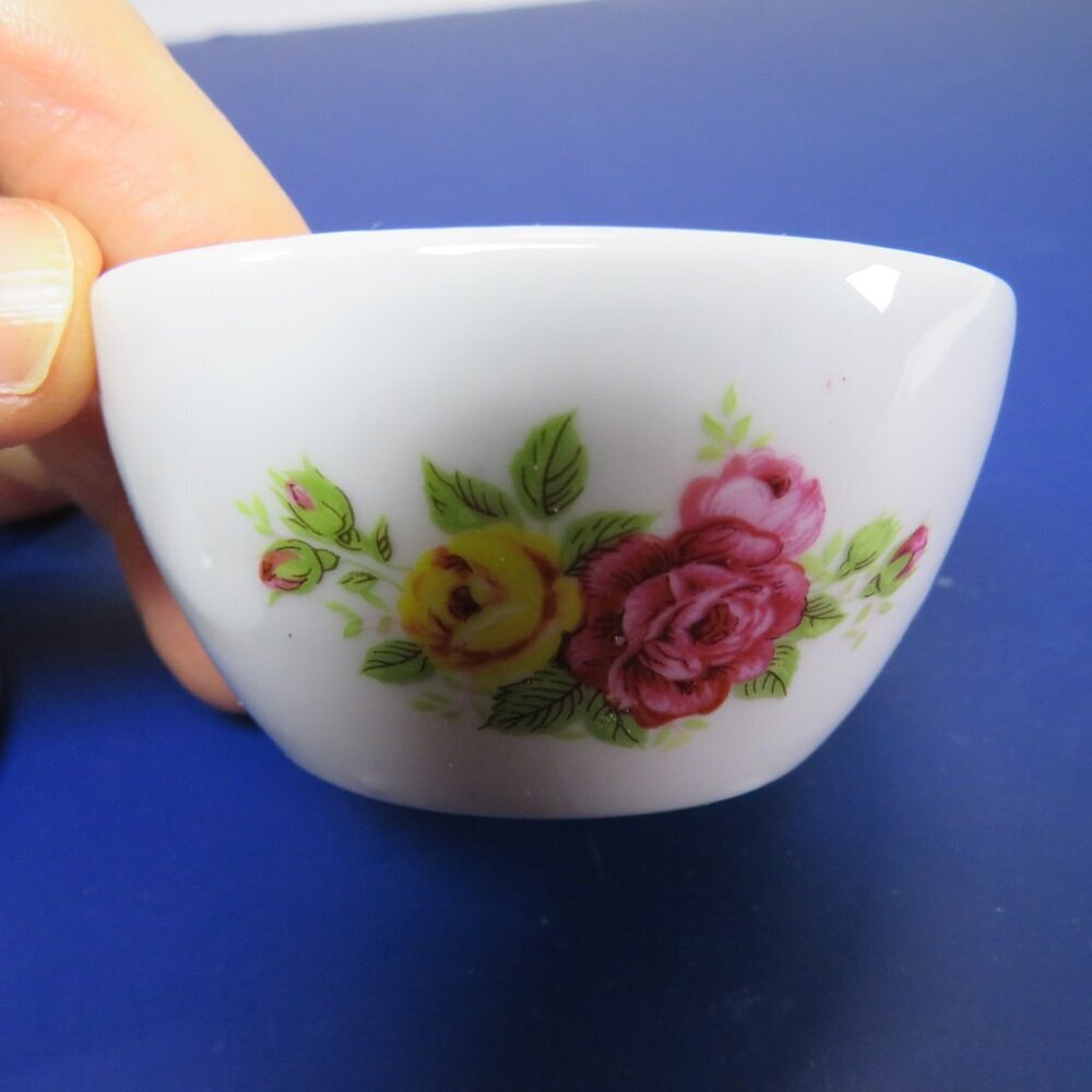 White w Roses Porcelain Trinket Dish with Lid - Picture 4 of 11